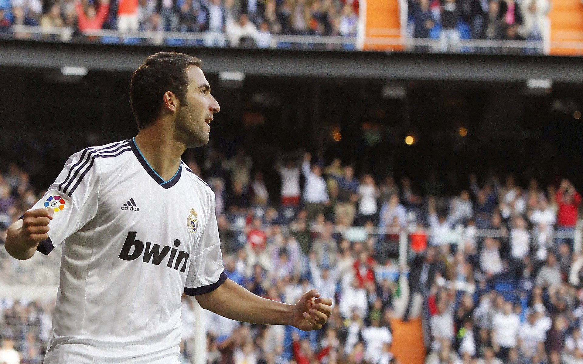 _现场直击：激烈对决中瞬间点燃全场气氛_，激烈的对弈